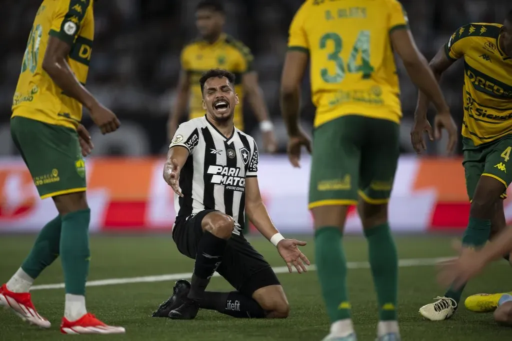 Eduardo, jogador do Botafogo, lamenta durante partida contra o Cuiabá (Foto: Jorge Rodrigues/AGIF)
