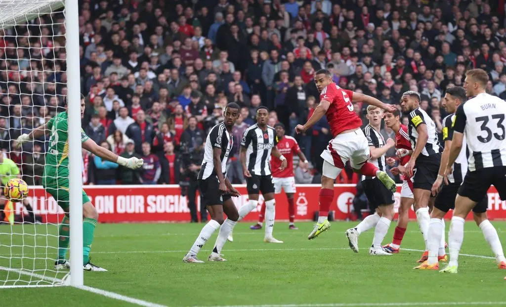 Murillo marcando gol contra o Newcastle United na Premier League 2024/25. (Photo by Alex Livesey/Getty Images)