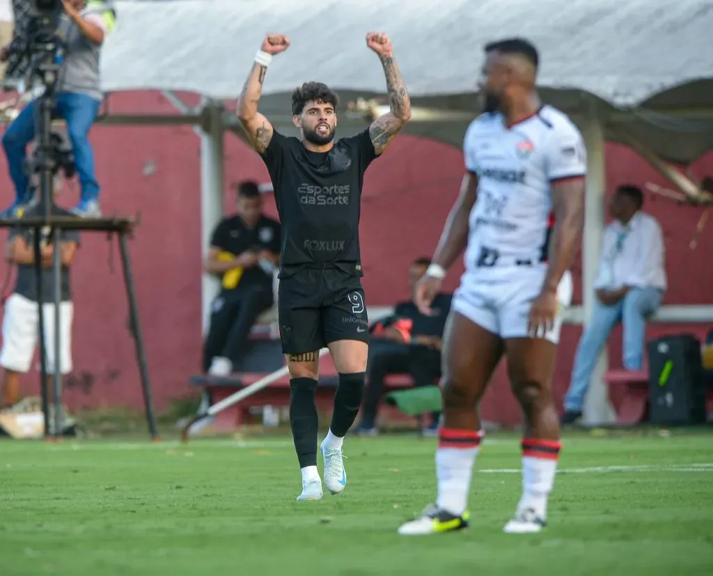Yuri Alberto, jogador do Corinthians, comemora seu gol durante partida contra o Vitória (Foto: Jhony Pinho/AGIF)