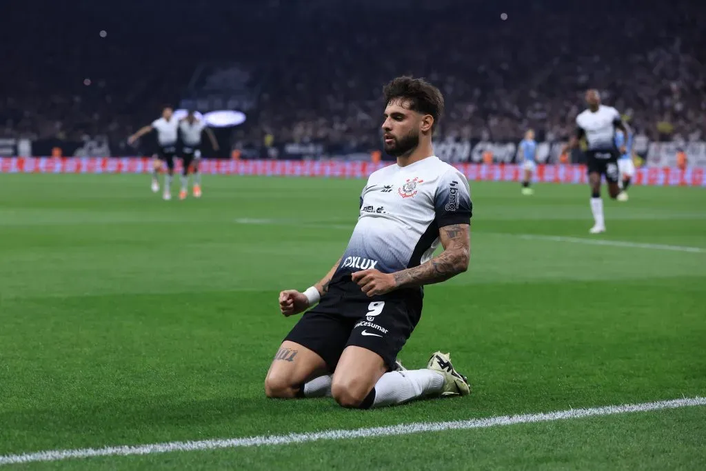 Yuri Alberto, atacante do Corinthians, comemorando seu gol em partida do Brasileirão Betano. Foto: Marcello Zambrana/AGIF