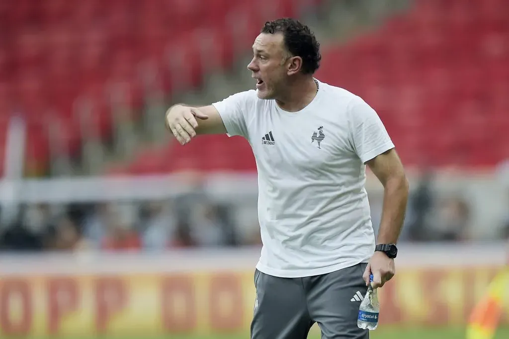 Milito não deve usar reservas contra o Fogão – Foto: Alexandre Loureiro/AGIF.