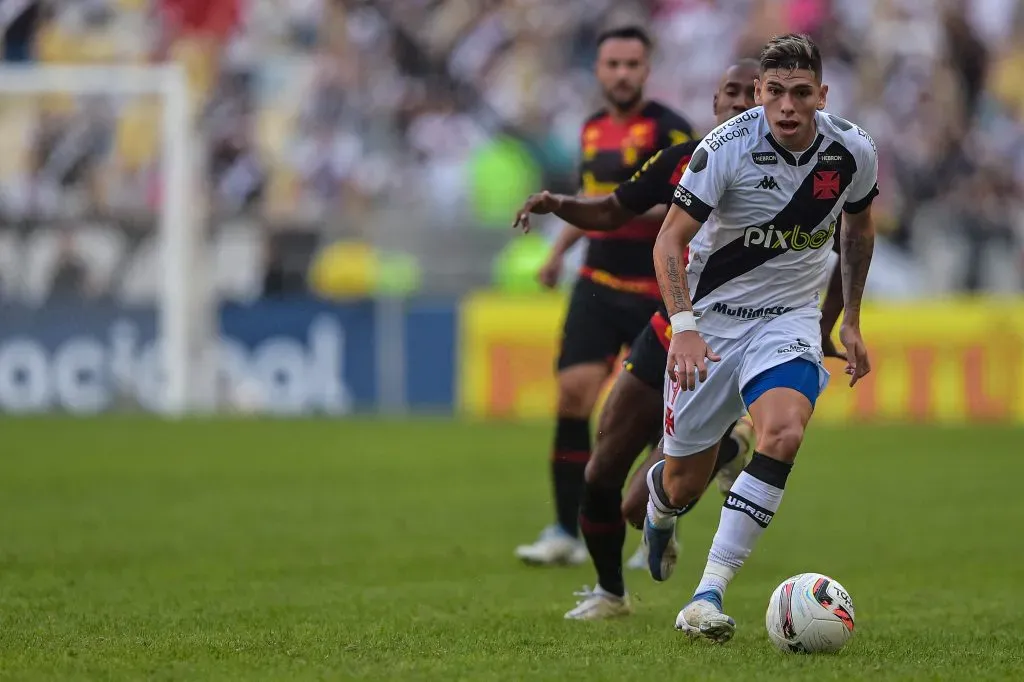 Carlos Palácios jogando no Vasco em 2022 – Foto: Thiago Ribeiro/AGIF