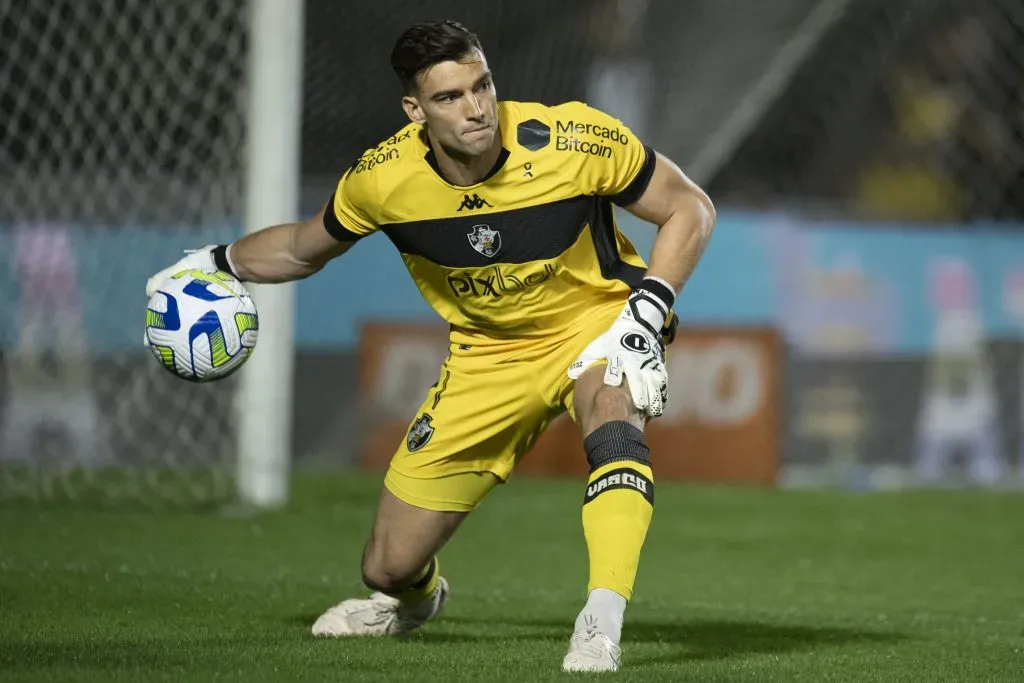 Leo Jardim goleiro do Vasco durante partida contra o Athletico-PR no estadio Sao Januario pelo campeonato Brasileiro A 2023. Foto: Jorge Rodrigues/AGIF