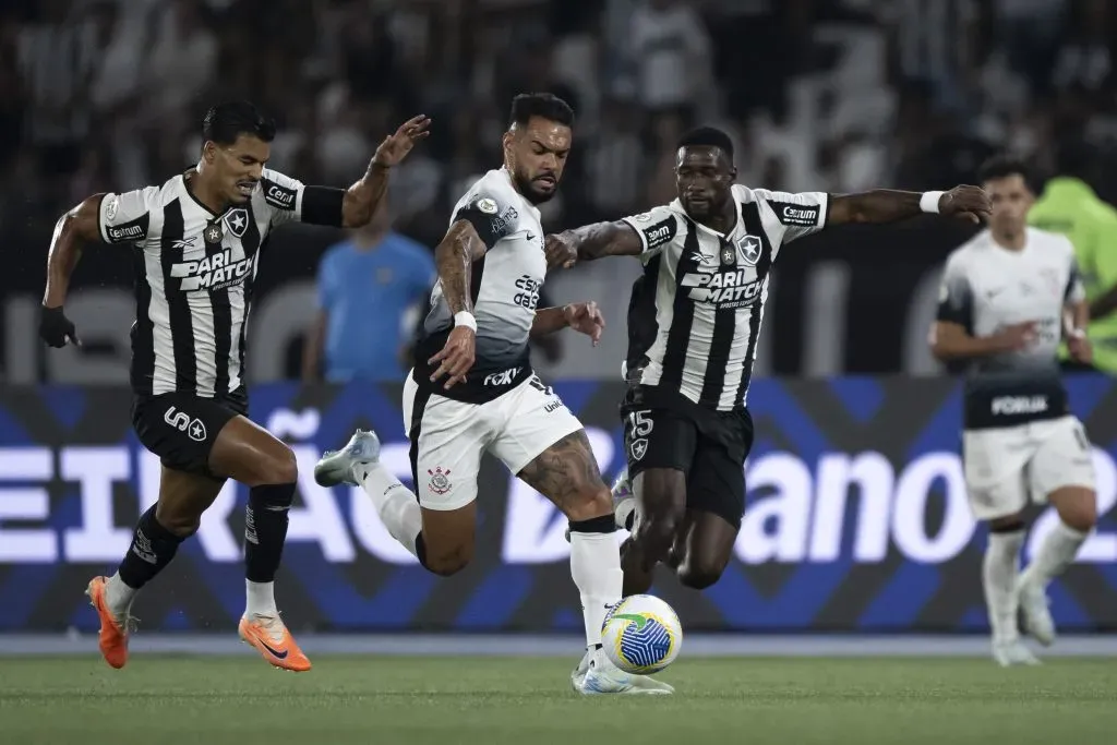 RJ – RIO DE JANEIRO – 14/09/2024 – BRASILEIRO A 2024, BOTAFOGO X CORINTHIANS – Bastos jogador do Botafogo disputa lance com Raniele jogador do Corinthians durante partida no estadio Engenhao pelo campeonato Brasileiro A 2024. Foto: Jorge Rodrigues/AGIF