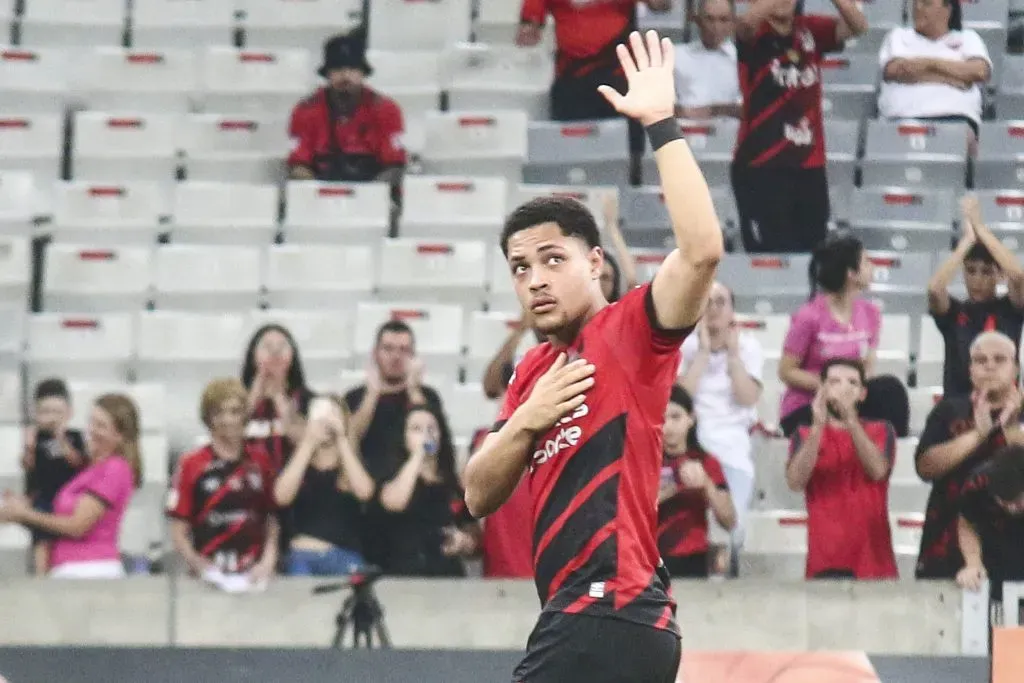 PR – CURITIBA – 03/12/2023 – BRASILEIRO A 2023, ATHLETICO-PR X SANTOS – Vitor Roque ex-jogador do Athletico-PR sai ovacionado ao ser substituido, durante partida contra o Santos na Arena da Baixada pelo campeonato Brasileiro A 2023. Foto: Gabriel Machado/AGIF