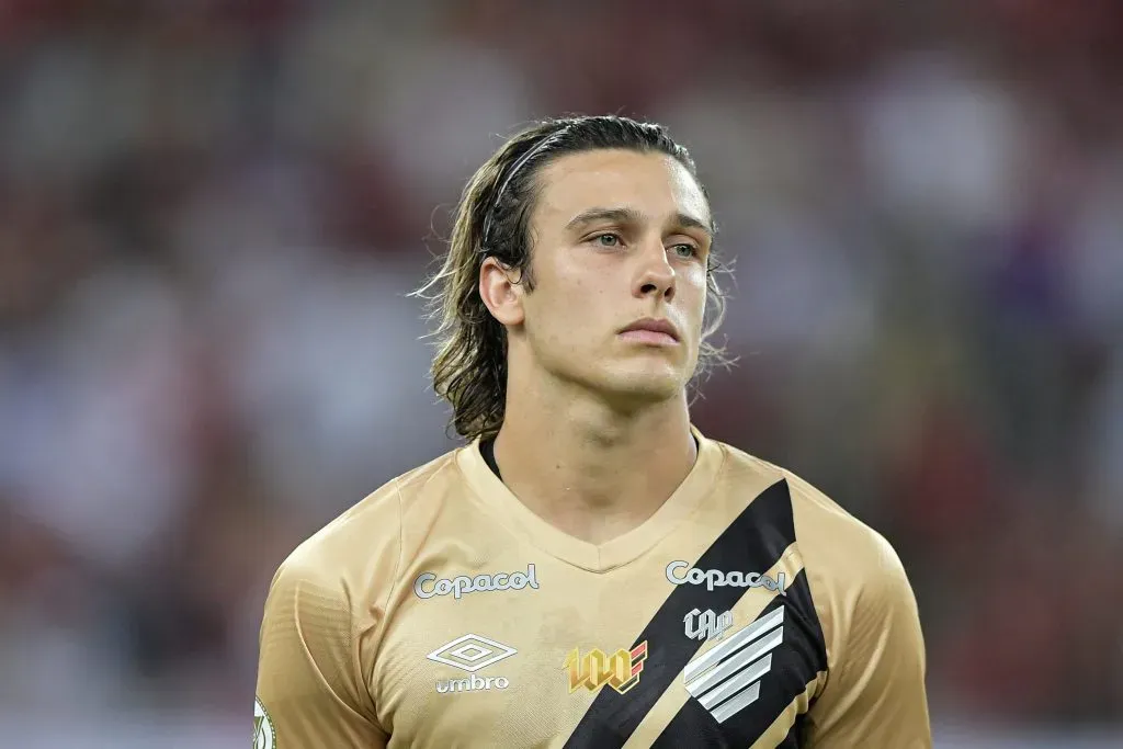 Canobbio, jogador do Athletico-PR, durante partida contra o Flamengo (Foto: Thiago Ribeiro/AGIF)