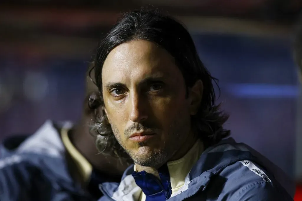 Zubeldía durante partida contra o Athletico-PR no Campeonato Brasileiro A 2024. Foto: Marco Miatelo/AGIF