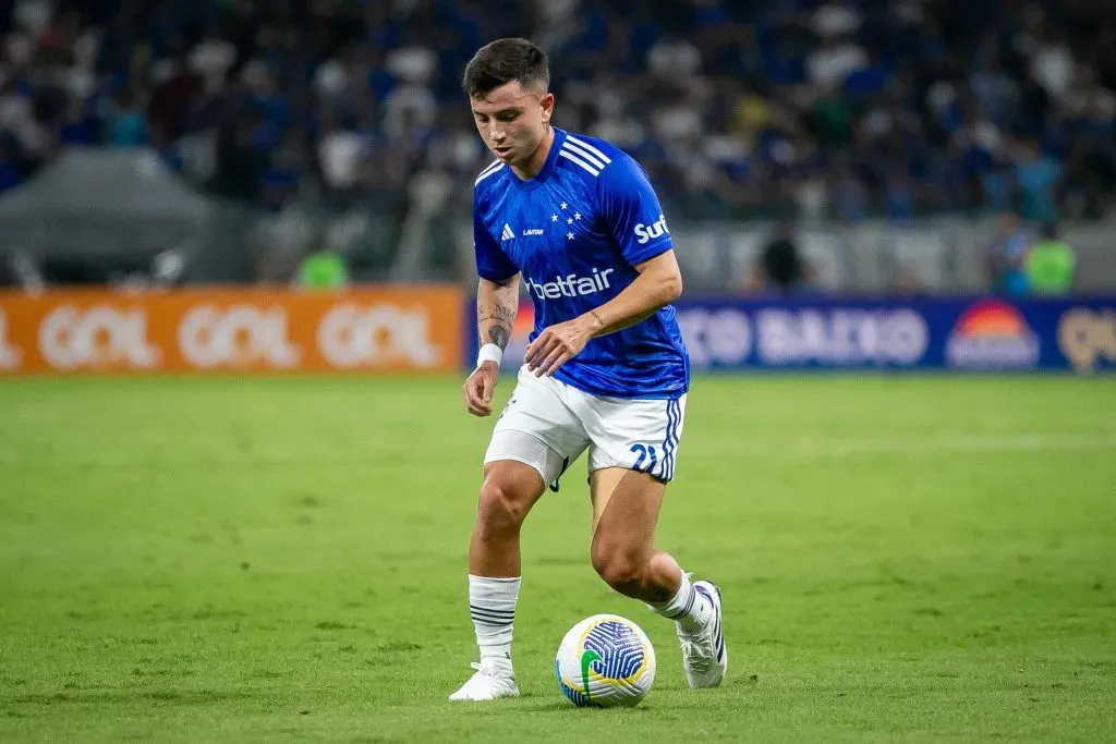 Barreal jogador do Cruzeiro durante partida contra o Athletico-PR no estadio Mineirao pelo campeonato Brasileiro A 2024. Foto: Fernando Moreno/AGIF