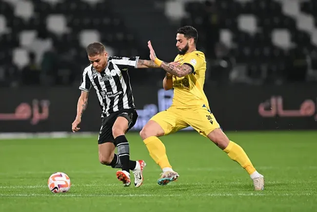 João Pedro disputando a bola com Cuellar em partida Al-Taawon x Al-Shabab – (Photo by Michael Regan/Getty Images)