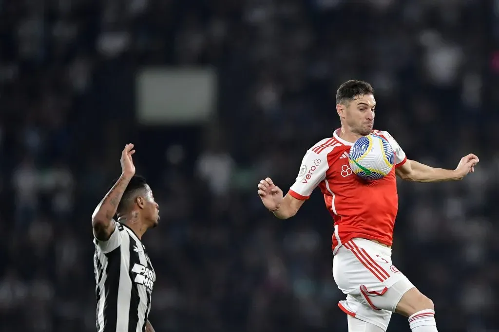 Alario, jogador do Internacional, tem sua saída dada como ‘certa’ para a próxima temporada. Foto: Thiago Ribeiro/AGIF