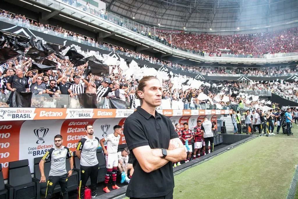 MG – BELO HORIZONTE – 10/11/2024 – COPA DO BRASIL 2024, ATLETICO X FLAMENGO – Felipe Luiz tecnico do Flamengo durante partida contra o Atletico no estadio Arena MRV pelo campeonato Copa Do Brasil 2024. Foto: Fernando Moreno/AGIF