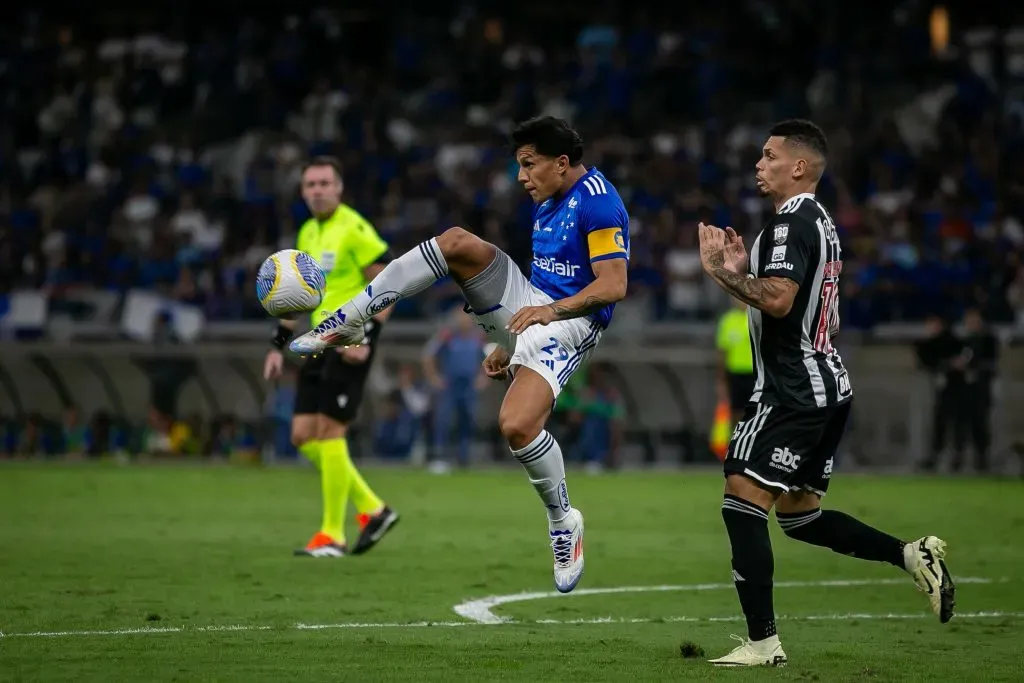 Lucas Romero, campitão do Cruzeiro, falou sobre as diferenças entre o futebol brasileiro e o argentino. Foto: Fernando Moreno/AGIF