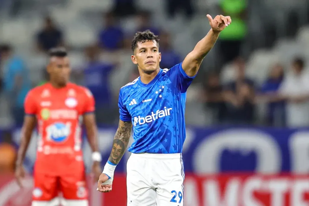 MG – BELO HORIZONTE – 11/04/2024 – COPA SUL-AMERICANA 2024, CRUZEIRO X ALIANZA PETROLERA – Lucas Romero jogador do Cruzeiro comemora seu gol durante partida contra o Alianza Petrolera no estadio Mineirao pelo campeonato Copa Sul-Americana 2024. Foto: Gilson Lobo/AGIF
