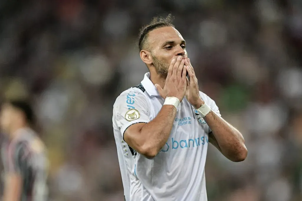 Braithwaite, atacante do Grêmio, comemorando mais um gol no Brasileirão Betano. Foto: Thiago Ribeiro/AGIF