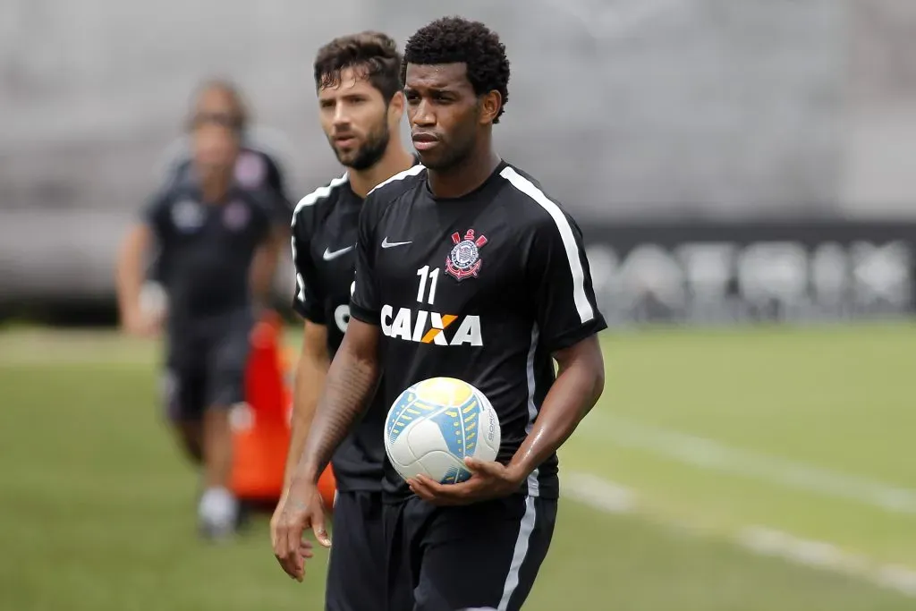 SAO PAULO – SP – 07/03/2015 – TREINO DO CORINTHIANS – zagueiros Gil e Felipe durante treino do Corinthians no CT Parque Ecologico em Sao Paulo. Foto: Daniel Vorley/AGIF