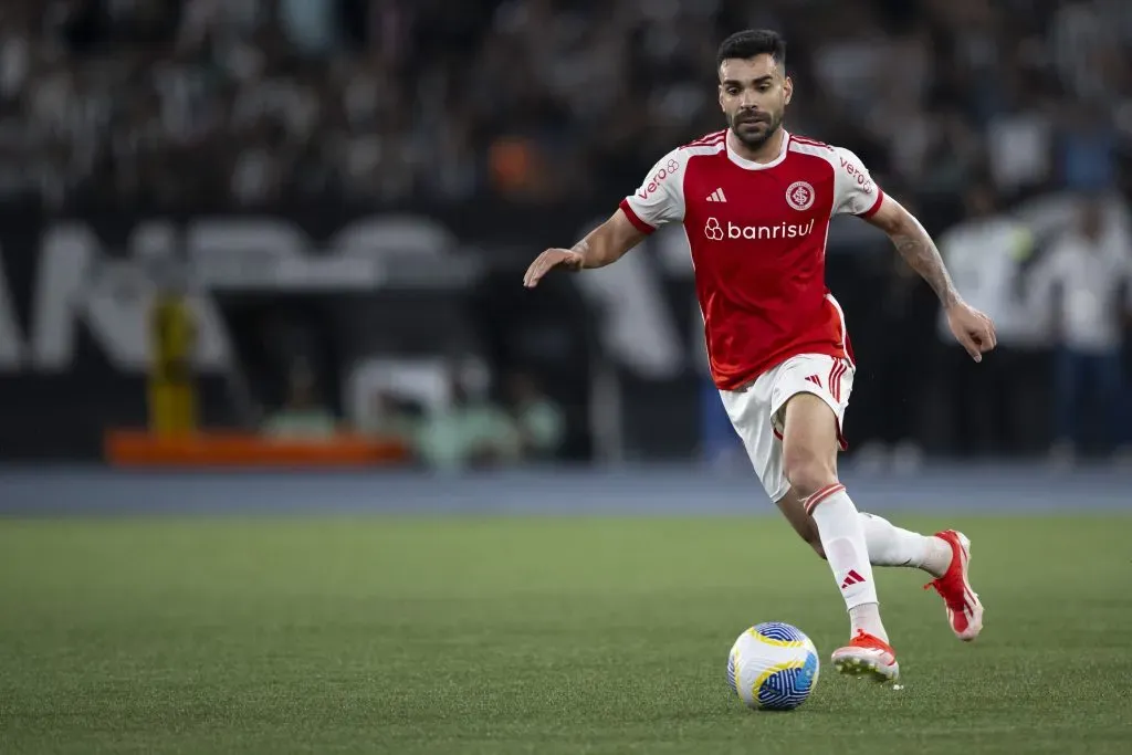 Bruno Henrique jogador do Internacional durante partida contra o Botafogo no estádio Engenhão pelo campeonato Brasileiro A 2024. Foto: Jorge Rodrigues/AGIF
