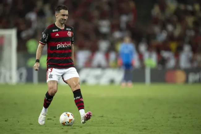 Léo Ortiz, jogador do Flamengo, durante partida contra o Palestino (Foto: Jorge Rodrigues/AGIF)