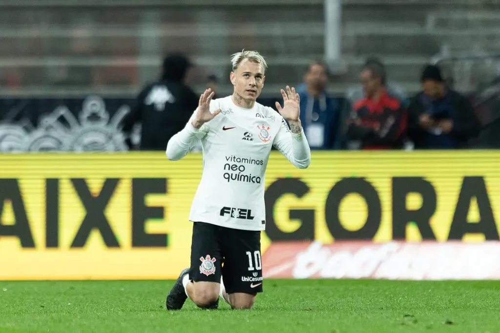 Roger Guedes, jogador do Corinthians, comemora seu gol durante partida contra o Vasco (Foto: Diogo Reis/AGIF)