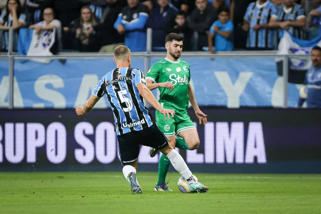Rodrigo Ely disputa lance com Gabriel Taliari jogador do Juventude durante partida na Arena do Grêmio pelo campeonato Brasileiro A 2024. Foto: Maxi Franzoi/AGIF