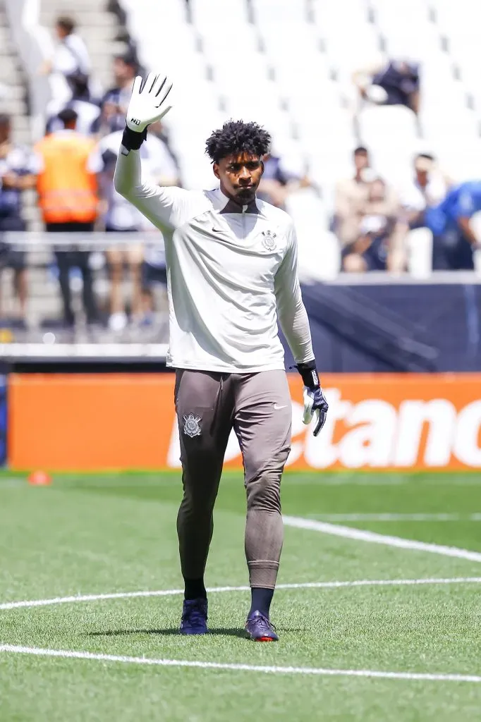 Hugo Souza, jogador do Corinthians, durante aquecimento antes da partida contra o Cruzeiro (Foto: Marco Miatelo/AGIF)