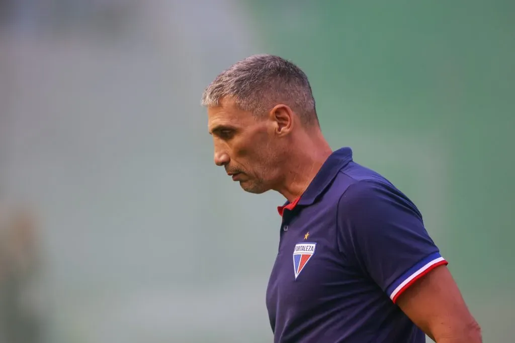 Juan Vojvoda tecnico do Fortaleza durante partida contra o Juventude no estadio Alfredo Jaconi pelo campeonato Brasileiro A 2024. Foto: Luiz Erbes/AGIF