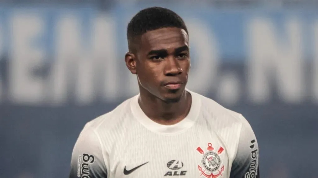 Félix Torres não enfrentará o Athletico - Foto: Robson Mafra/AGIF.