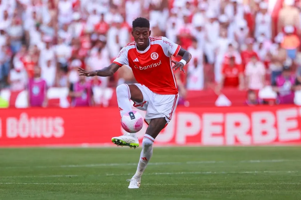 Vitão, zagueiro do Internacional, deve deixar o Colorado em janeiro. Foto: Luiz Erbes/AGIF