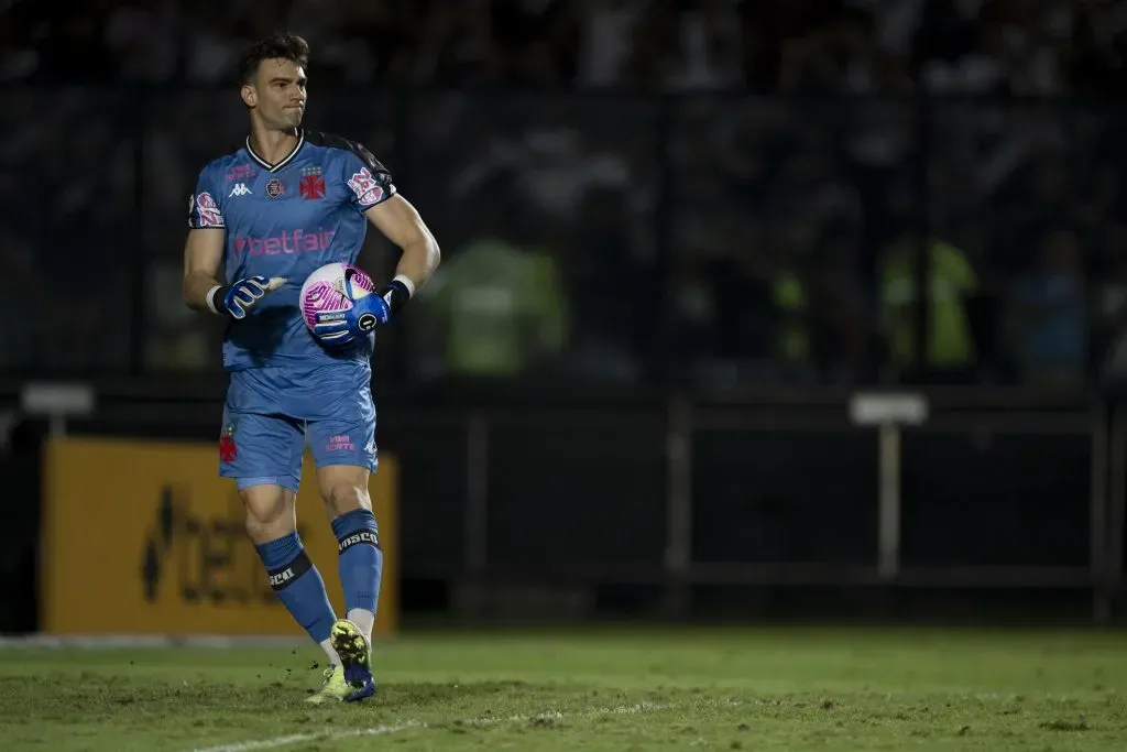 RJ – RIO DE JANEIRO – 24/10/2024 – BRASILEIRO A 2024, VASCO X CUIABA – Leo Jardim goleiro do Vasco durante partida contra o Cuiaba no estadio Sao Januario pelo campeonato Brasileiro A 2024. Foto: Jorge Rodrigues/AGIF