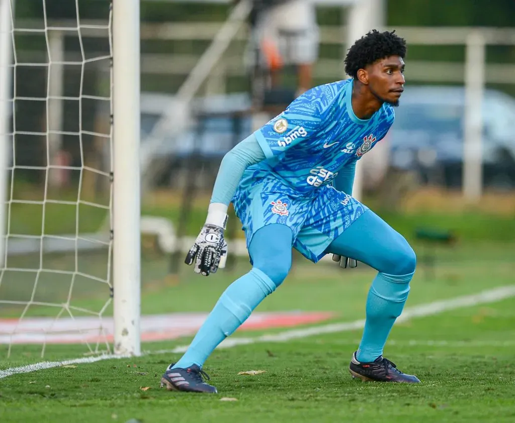 BA – SALVADOR – 09/11/2024 – BRASILEIRO A 2024, VITORIA X CORINTHIANS – Hugo Souza jogador do Corinthians durante partida contra o Vitoria no estadio Barradao pelo campeonato Brasileiro A 2024. Foto: Jhony Pinho/AGIF