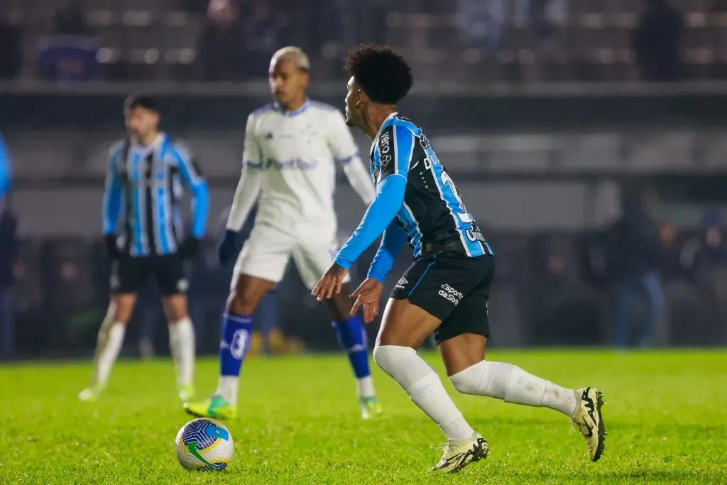 RS – CAXIAS DO SUL – 10/07/2024 – BRASILEIRO A 2024, GREMIO X CRUZEIRO – Du Queiroz jogador do Gremio durante partida contra o Cruzeiro no estadio Francisco Stedile pelo campeonato Brasileiro A 2024. Foto: Luiz Erbes/AGIF