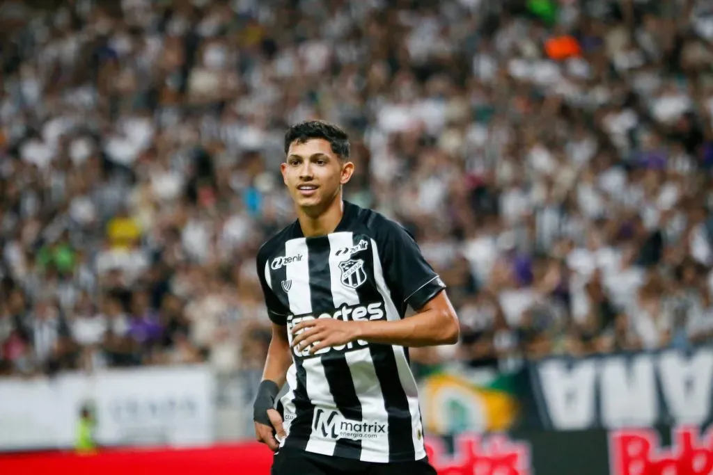 Erick Pulga, jogador do Ceará, comemora seu gol durante partida contra o Botafogo-SP (Foto: Baggio Rodrigues/AGIF)