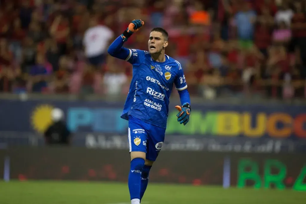 Denis Junior atuando no Vila Nova em 2024 Foto: Marlon Costa/AGIF