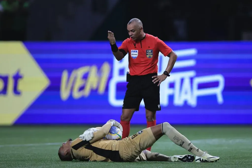 Árbitro Wilton Pereira Sampaio durante partida entre Palmeiras e Botafogo no Allianz Parque pelo Brasileirão. Foto: Ettore Chiereguini/AGIF