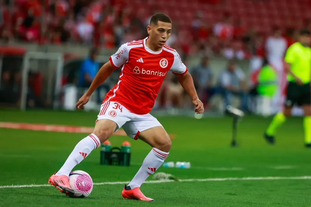 RS – PORTO ALEGRE – 30/10/2024 – BRASILEIRO A 2024, INTERNACIONAL X FLAMENGO – Gabriel Carvalho jogador do Internacional durante partida contra o Flamengo no estadio Beira-Rio pelo campeonato Brasileiro A 2024. Foto: Luiz Erbes/AGIF