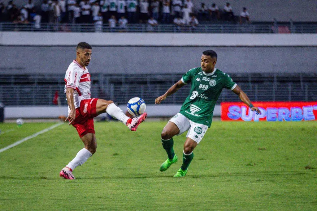 Hereda, jogador do CRB, foi o lateral mais driblador da última Série B e pode chegar no Athletico em 2025. Foto: Felipe Sostenes/AGIF