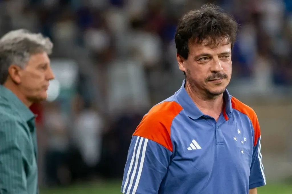 MG – BELO HORIZONTE – 27/11/2024 – BRASILEIRO A 2024, CRUZEIRO X GREMIO – Fernando Diniz tecnico do Cruzeiro durante partida contra o Gremio no estadio Mineirao pelo campeonato Brasileiro A 2024. Foto: Fernando Moreno/AGIF