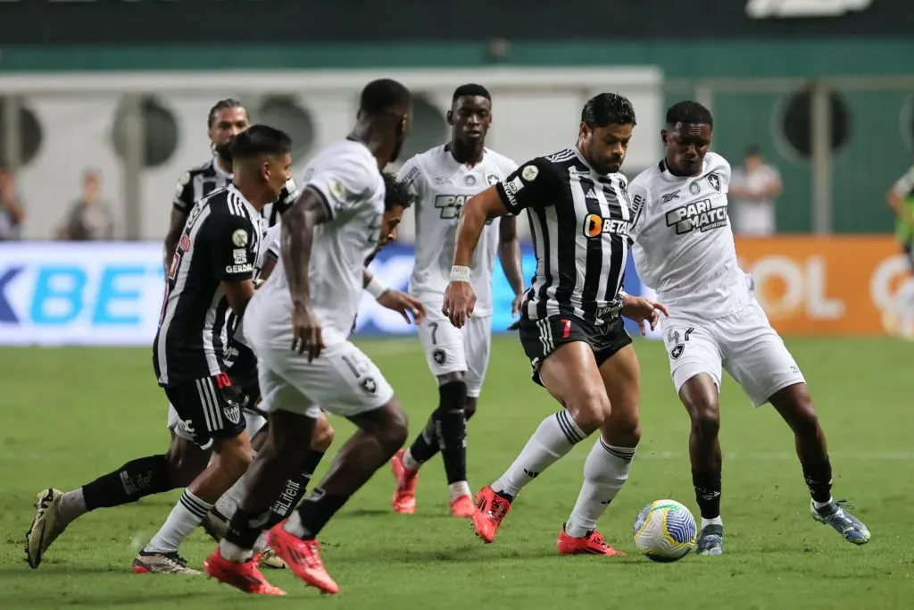 Jogadores de Atlético-MG e Botafogo no confronto recente pelo Campeonato Brasileiro de 2024. Foto: Gilson Lobo/AGIF