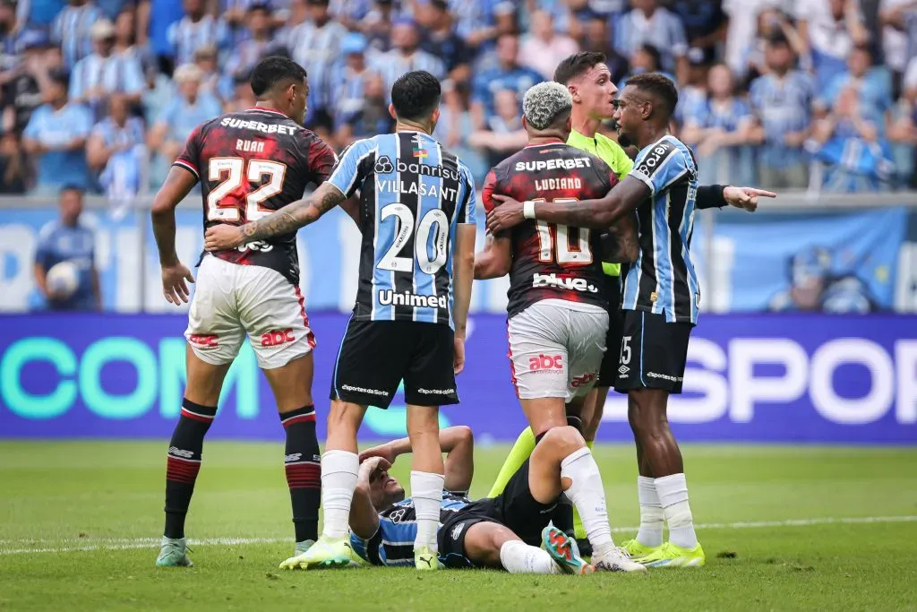 RS – PORTO ALEGRE – 01/12/2024 – BRASILEIRO A 2024, GREMIO X SAO PAULO – Jogadores reclamam com a arbitragem durante partida Gremio x Sao Paulo no estadio Arena do Gremio pelo campeonato Brasileiro A 2024. Foto: Maxi Franzoi/AGIF