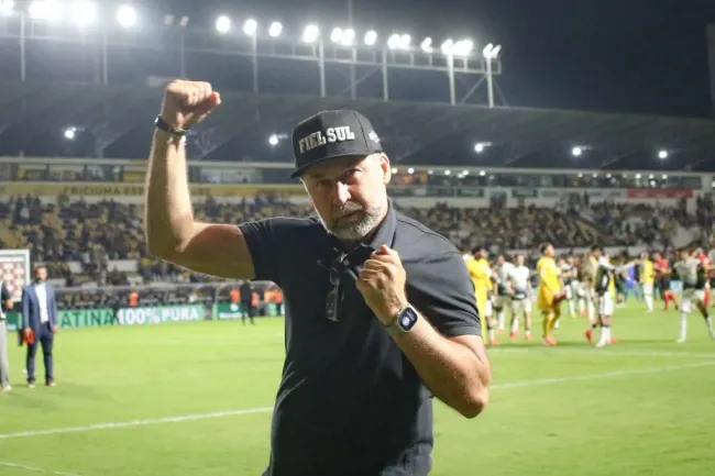 Augusto Melo presidente do Corinthians comemora vitória durante partida contra o Criciúma no estádio Heriberto Hulse pelo campeonato Brasileiro A 2024. Foto: Leonardo Hubbe/AGIF