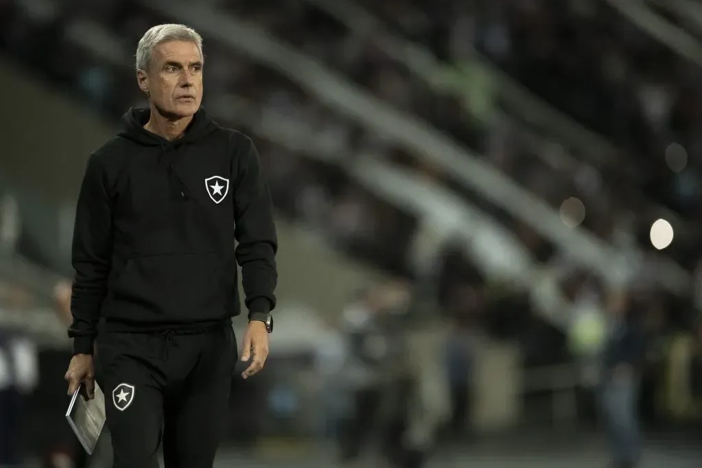 Luís Castro treinando o Botafogo em 2023 – Foto: Jorge Rodrigues/AGIF