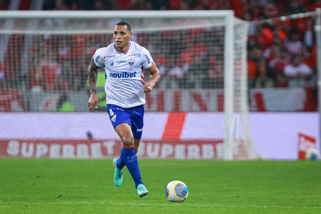 Titi, zagueiro do Fortaleza, será desfalque contra o Atlético-GO. Foto: Maxi Franzoi/AGIF