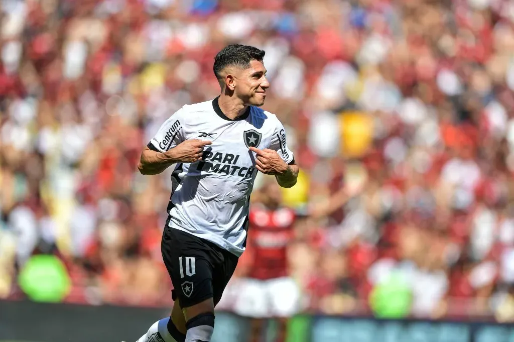 Savarino jogador do Botafogo durante partida contra o Flamengo no estadio Maracana pelo campeonato Brasileiro A 2024. Foto: Thiago Ribeiro/AGIF