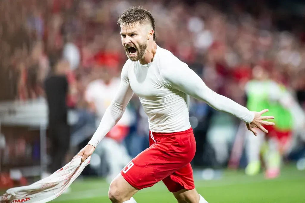 Eduardo Sasha comemorando gol durante partida contra o Athletico-PR no Campeonato Brasileiro A 2024. Foto: Luis Garcia/AGIF