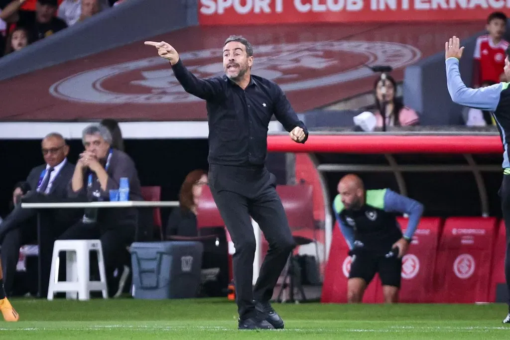 Artur Jorge, técnico, do Botafogo durante partida contra o Internacional (Foto: Maxi Franzoi/AGIF)