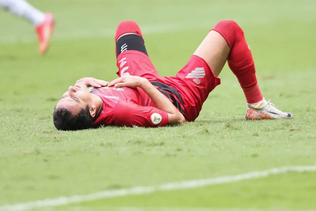 Pablo, atacante do Athletico, lamentando a queda do clube para a Série B. Foto: Gilson Lobo/AGIF