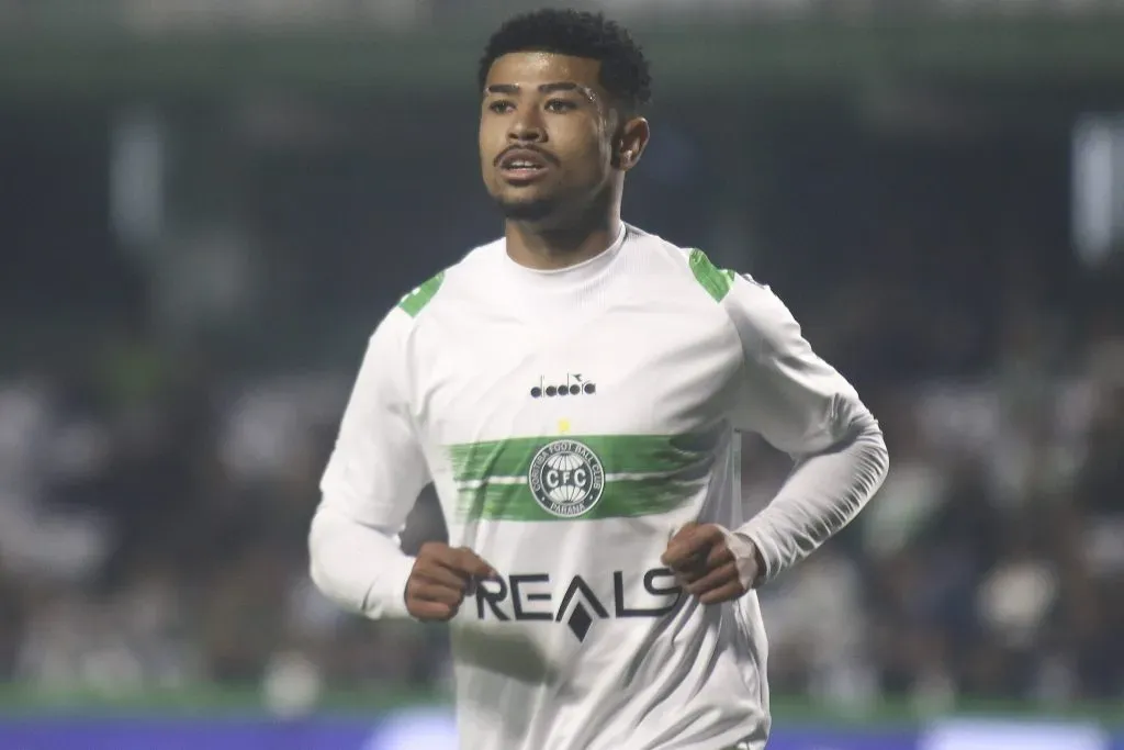 Lucas Ronier jogador do Coritiba durante partida contra o Mirassol no estádio Couto Pereira pelo campeonato Brasileiro B 2024. Foto: Gabriel Machado/AGIF