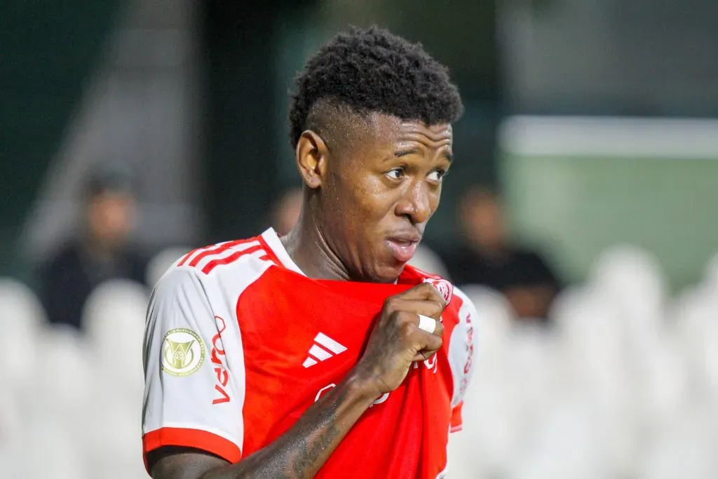 PR – CURITIBA – 22/06/2024 – BRASILEIRO A 2024, GREMIO X INTERNACIONAL – Vitao jogador do Internacional comemora seu gol durante partida contra o Gremio no estadio Couto Pereira pelo campeonato Brasileiro A 2024. Foto: Lucas Gabriel Cardoso/AGIF