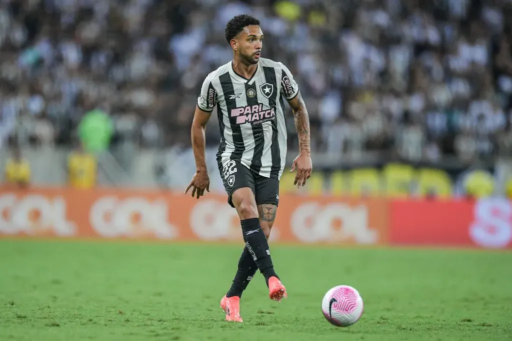 Vitinho, lateral do Botafogo, é um desfalque certo para o Intercontinental. Foto: Thiago Ribeiro/AGIF