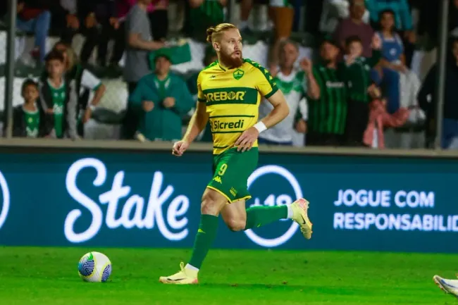 Pitta, jogador do Cuiabá, durante partida contra o Juventude (Foto: Luiz Erbes/AGIF)