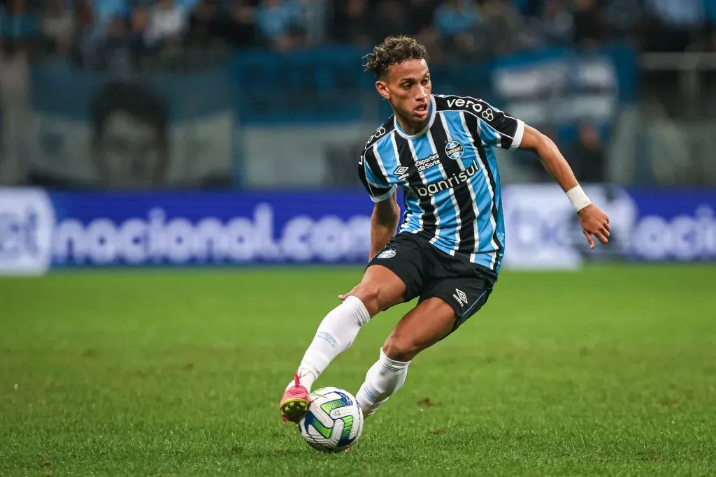 Bitello, ex-Grêmio, pode ser o substituto de Almada no Botafogo. Foto: Maxi Franzoi/AGIF